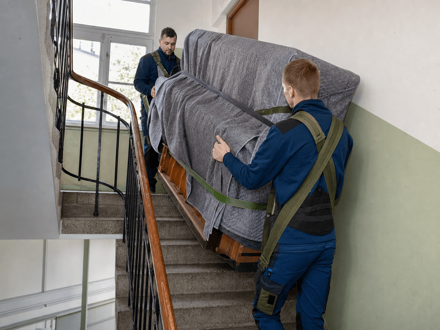 Kaitstud klaveri kolimine kitsas trepikojas